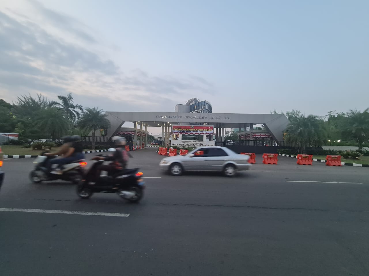 Polres Tangerang - TangerangLife.Com Lallintas jalan sekitar Polres Tangerang